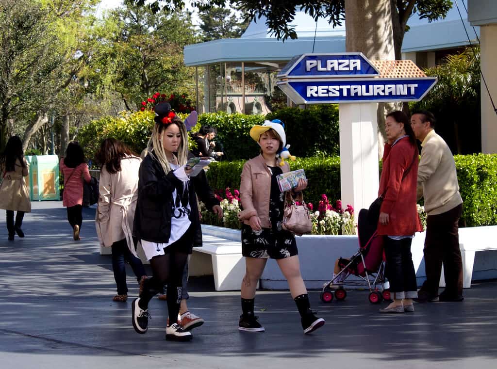 THE PEOPLE OF TOKYO DISNEY