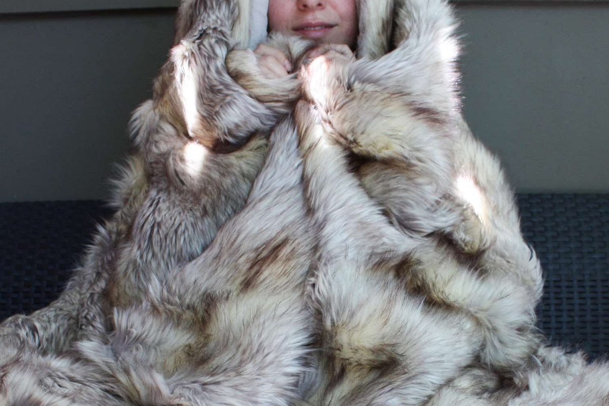 How To Buy A Faux Fur Throw Blanket?