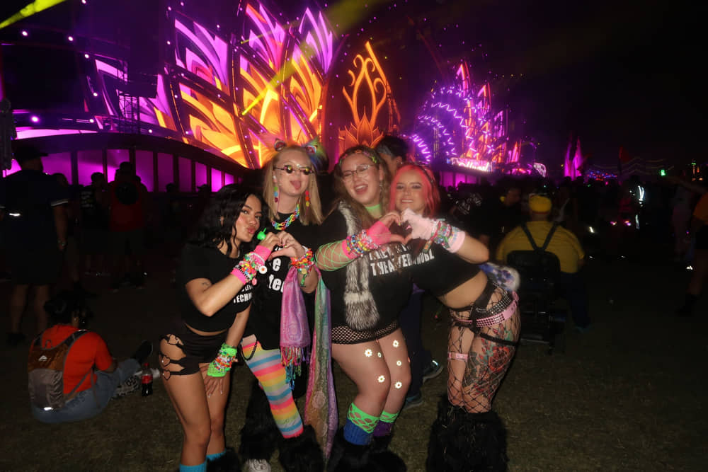 How to Layer Rave Clothing for Comfort in Any Weather Condition
